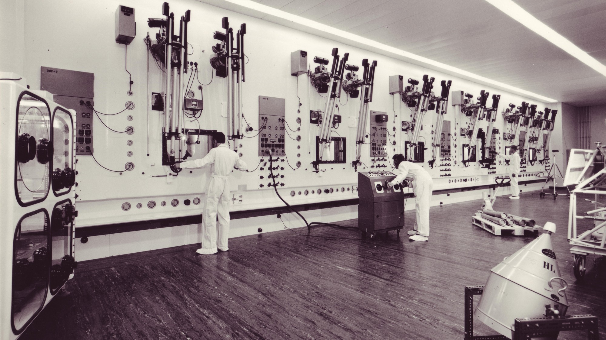 Two people working at the hotlab.