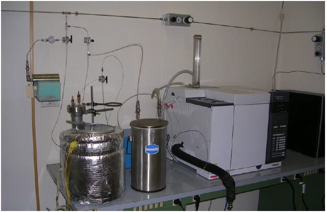 Xenon extraction plant at the ENEA Noble Gas Laboratory in Brasimone. On the right, the gas chromatograph © ENEA