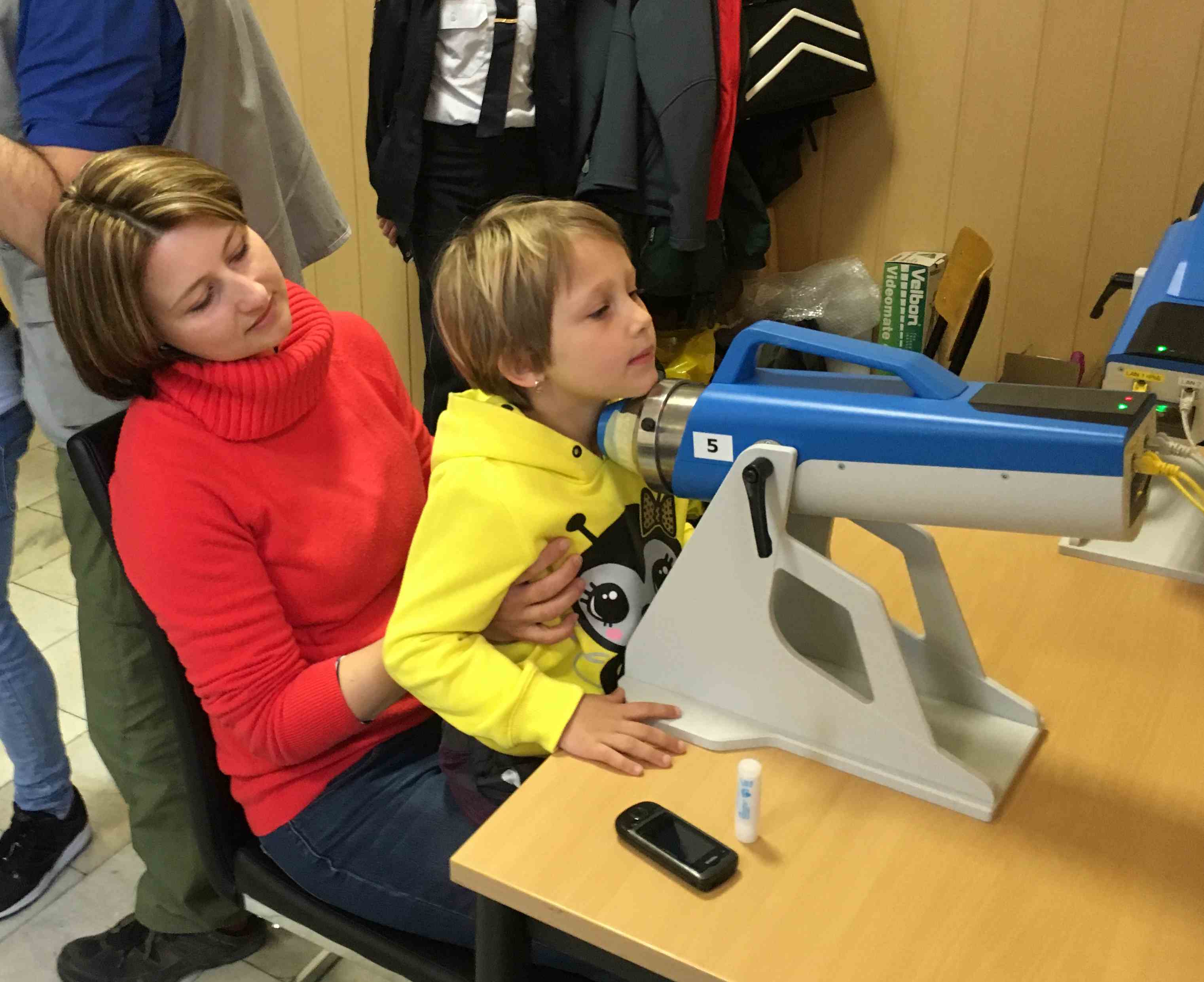 Field exercise involving child figurants for testing the measurement units. © SÚRO