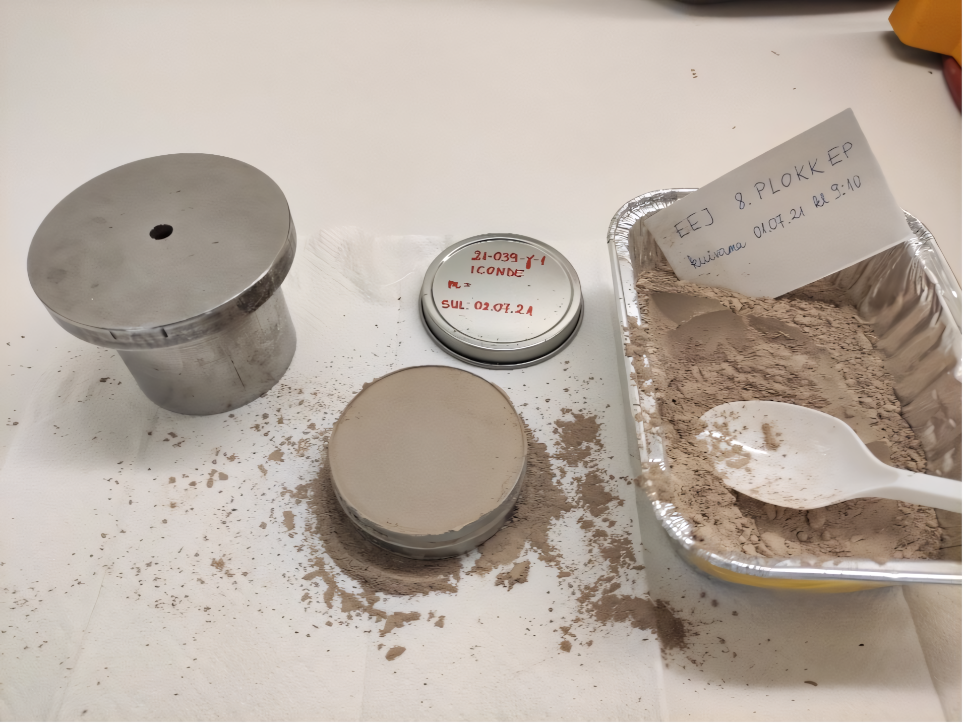 Oil shale and oil shale ash