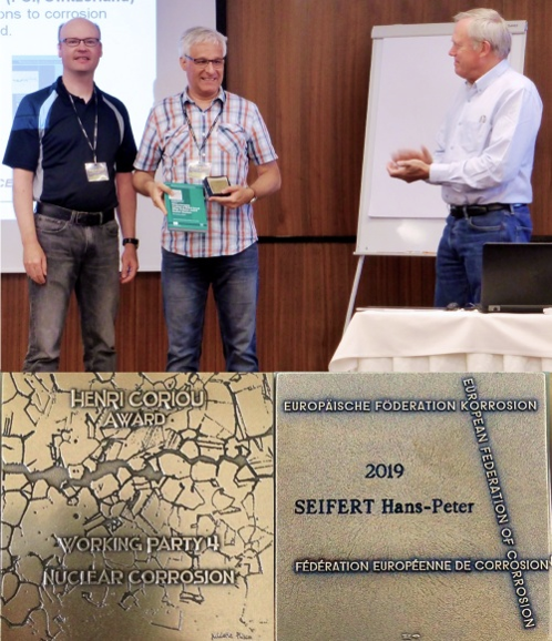 Handover of EFC Coriou Aaward 2019 to H.P. Seifert by D. Feron (President of the World Corrosion Organization) and S. Ritter (Chairman of the Nuclear Corrosion Working Party of the EFC) during the EFC Nuclear Corrosion Summer School 2019 in Slovenia. (© Paul Scherrer Institut)