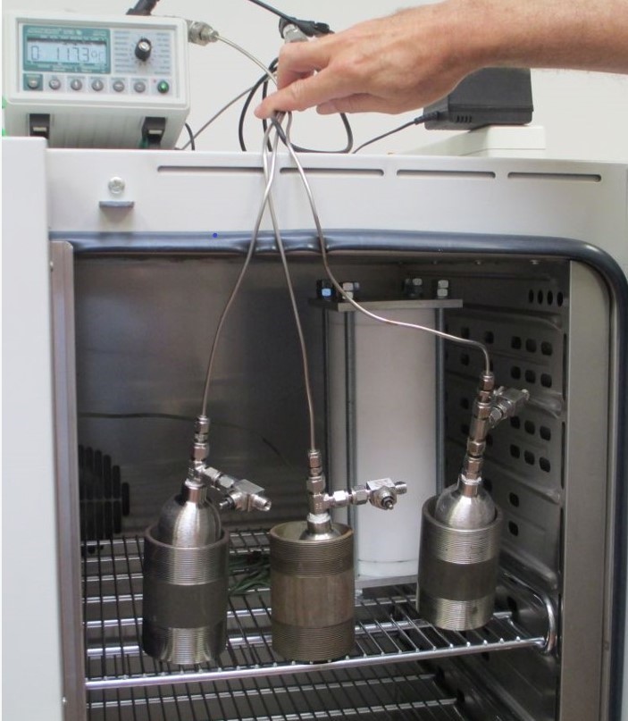 Experiment on gas and pressure build-up with bentonite in the geoscientific laboratory of GRS in Braunschweig (© GRS)